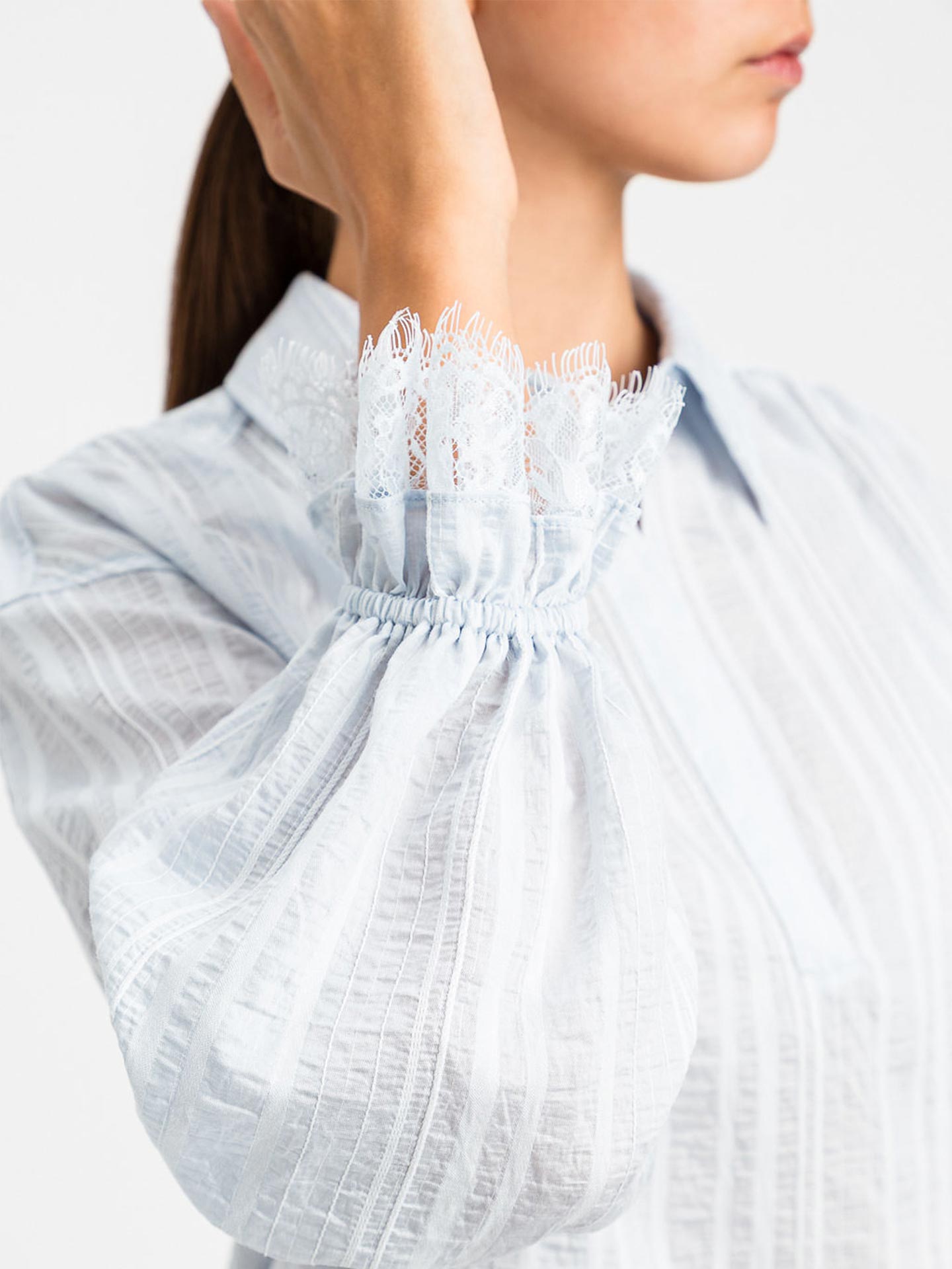 Camisa de Riscas com Renda