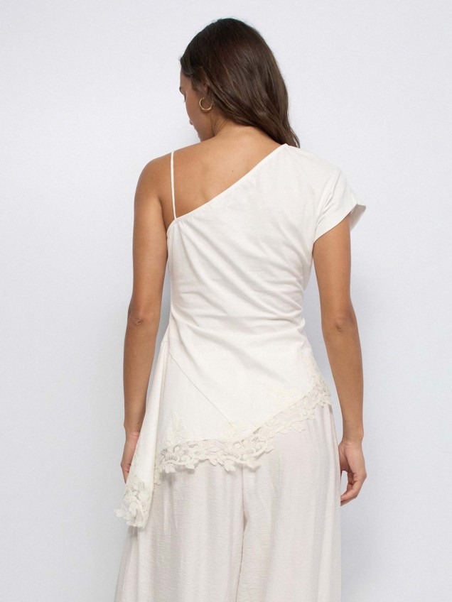 T-shirt Assimétrica com Renda