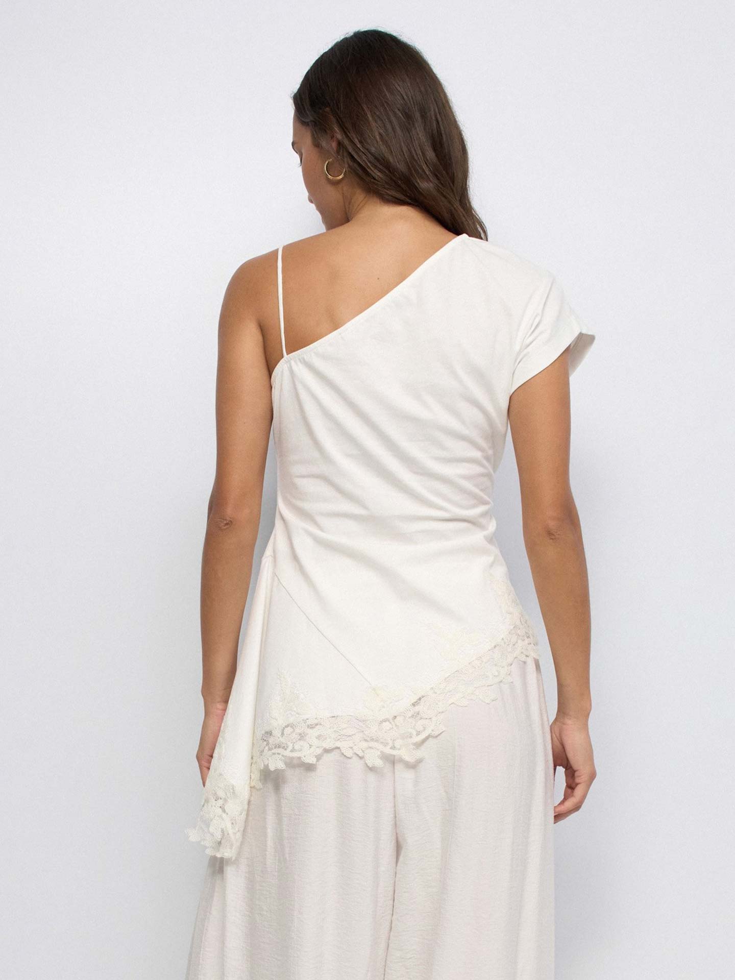 T-shirt Assimétrica com Renda