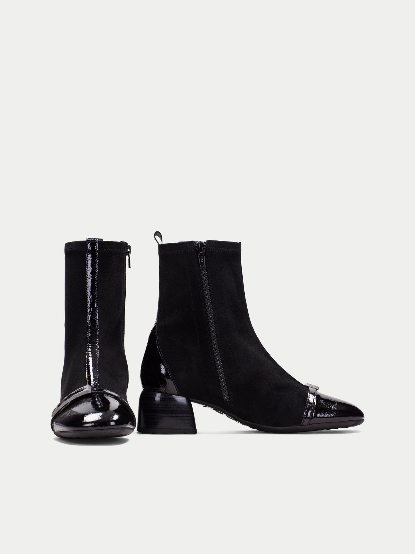 Botins com Salto de Bloco e Fivela