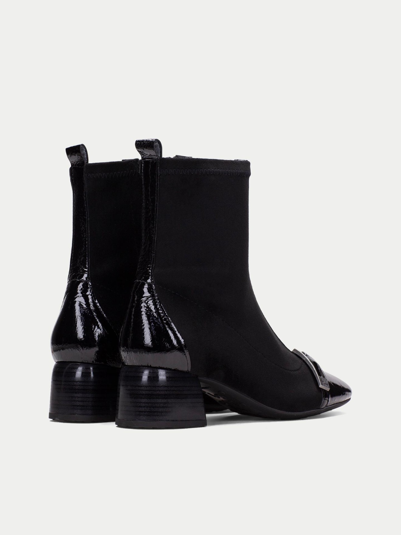 Botins com Salto de Bloco e Fivela
