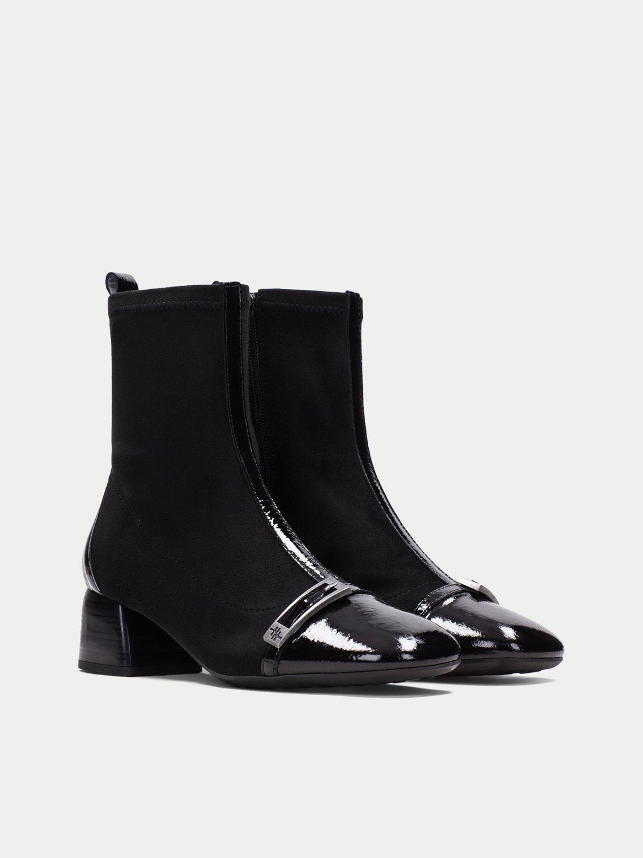 Botins com Salto de Bloco e Fivela