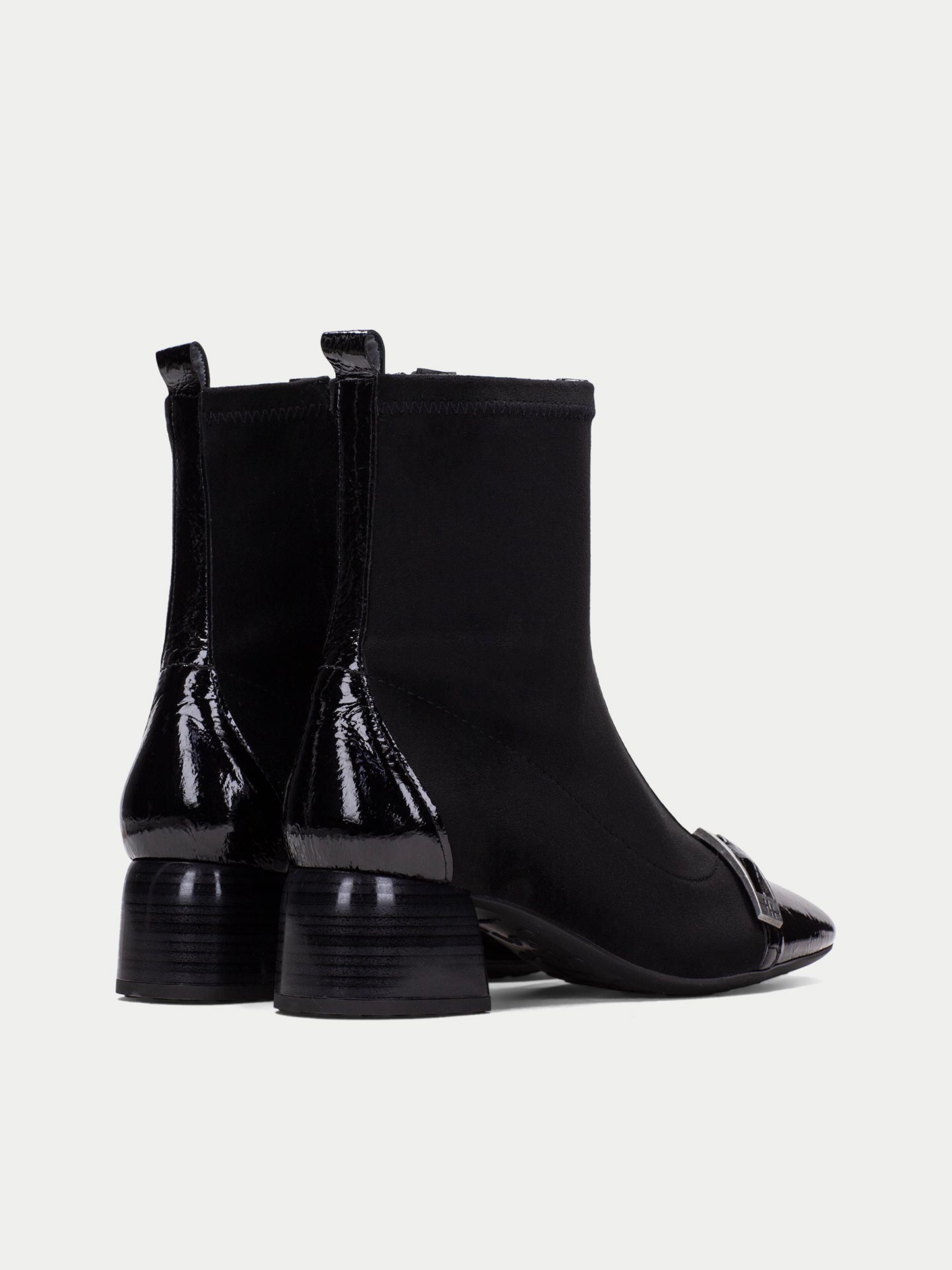 Botins com Salto de Bloco e Fivela