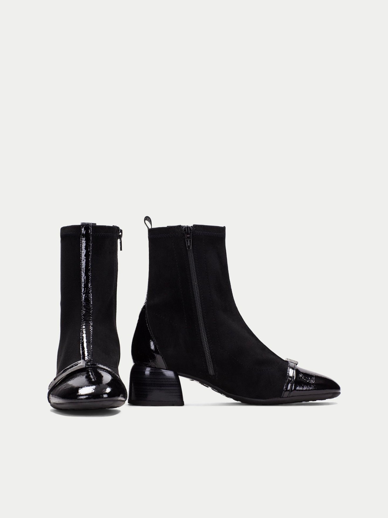Botins com Salto de Bloco e Fivela
