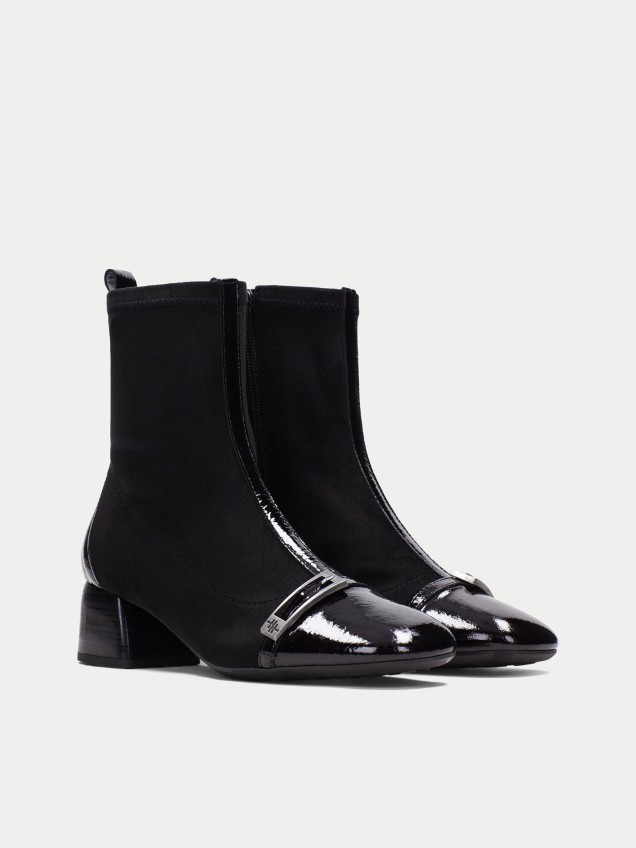 Botins com Salto de Bloco e Fivela