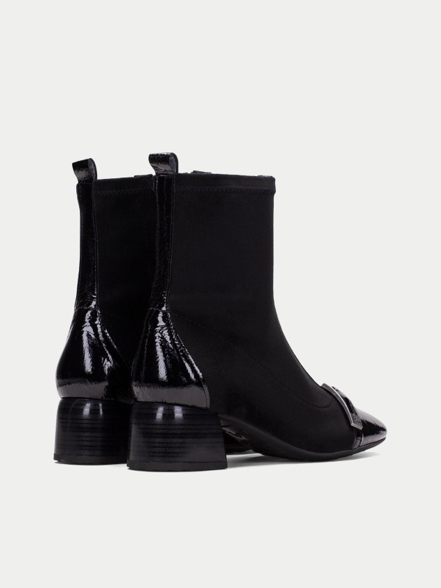 Botins com Salto de Bloco e Fivela