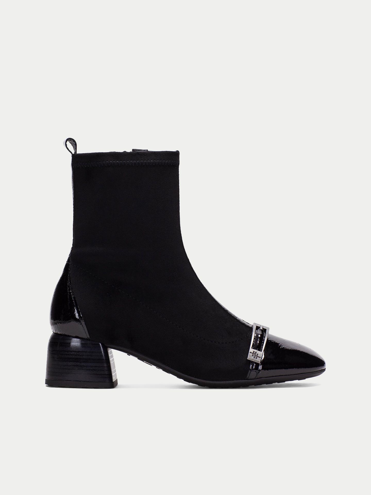 Botins com Salto de Bloco e Fivela