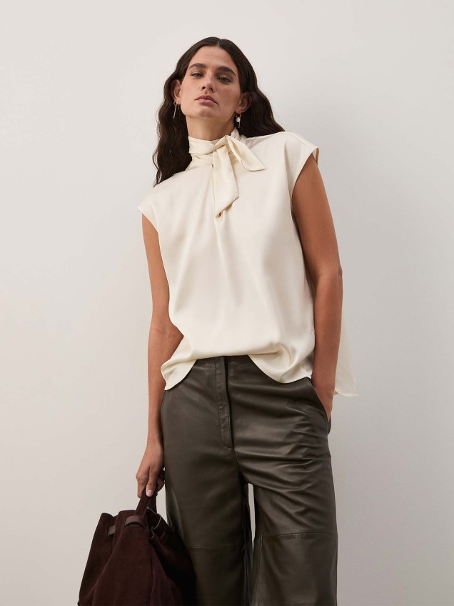 Blusa Fluida com Laçada