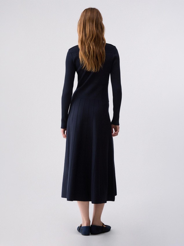 Vestido Midi em Malha com Decote em V
