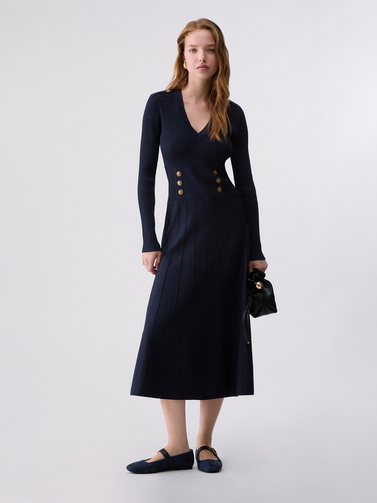 Vestido Midi em Malha com Decote em V