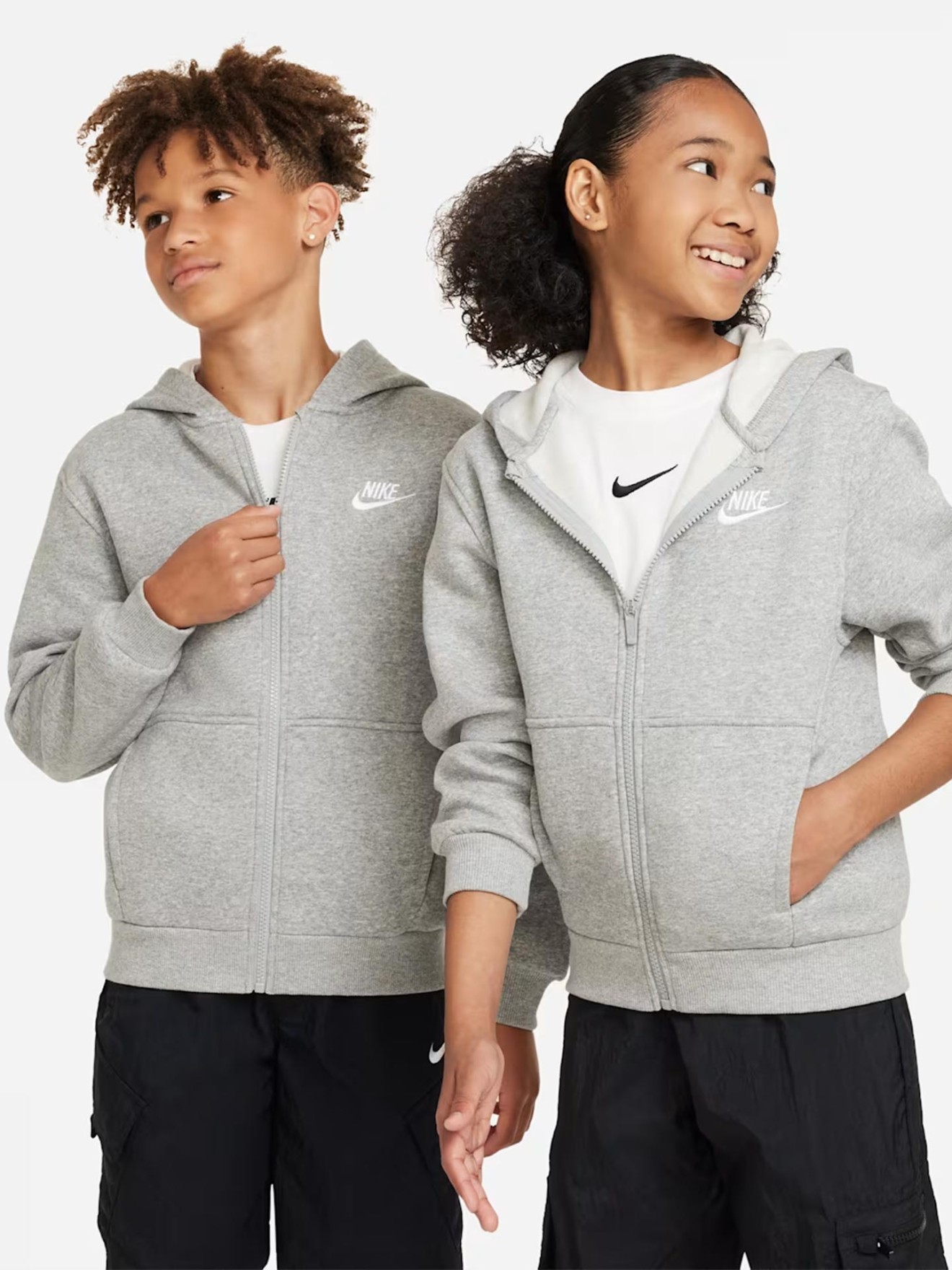 Sweatshirt com Capuz e Fecho de Correr