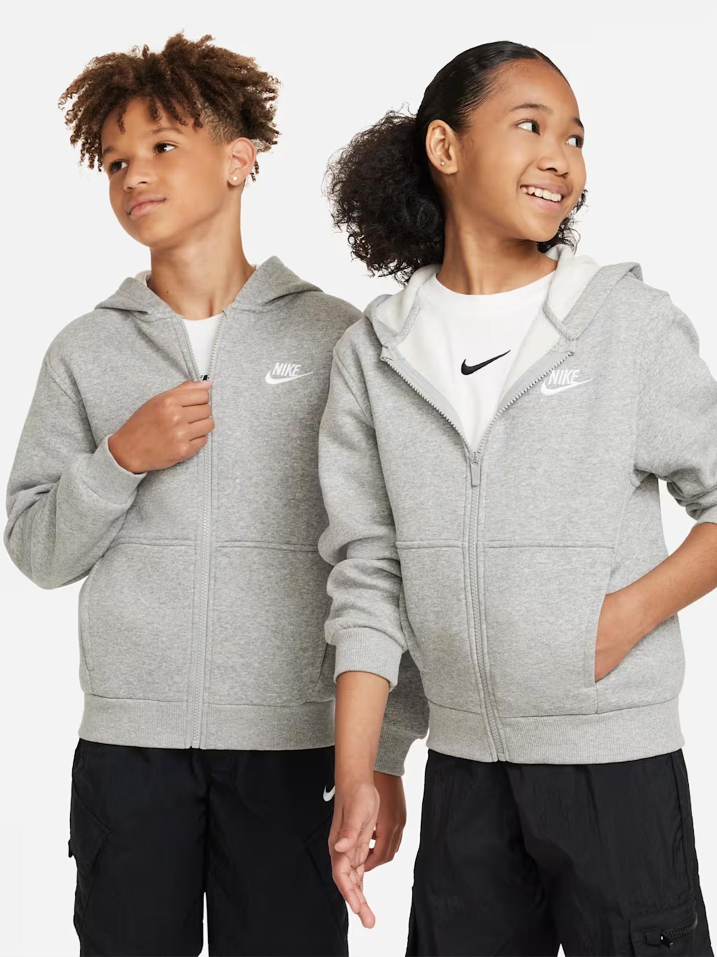 Sweatshirt com Capuz e Fecho de Correr
