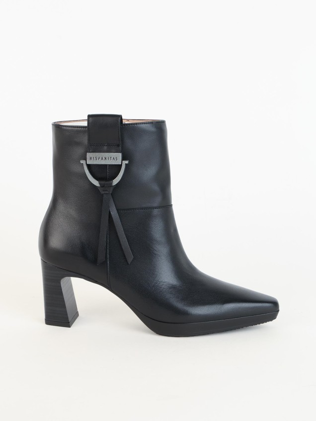 Botas em Pele com Salto