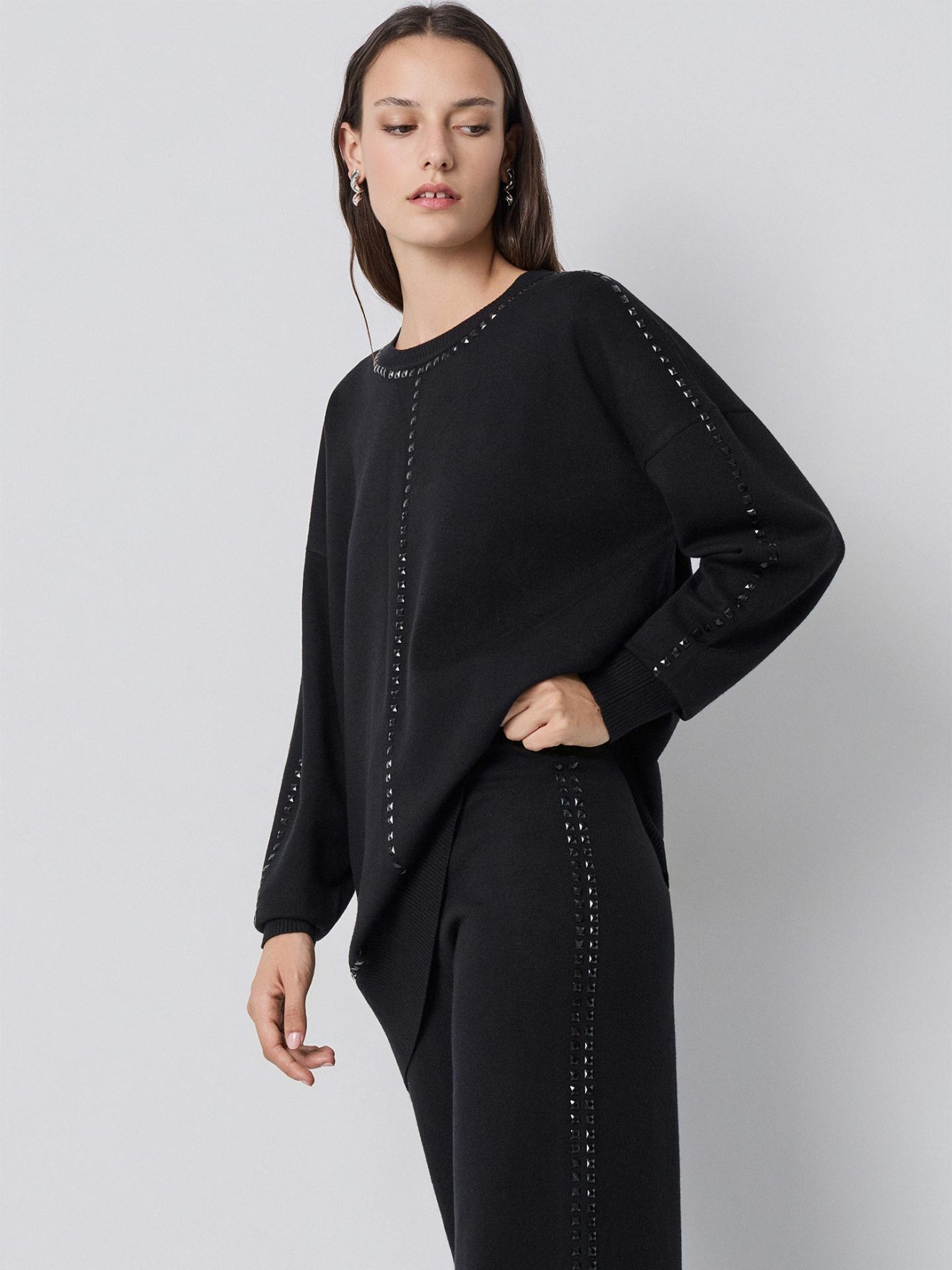 Camisola com Tachas Decorativas
