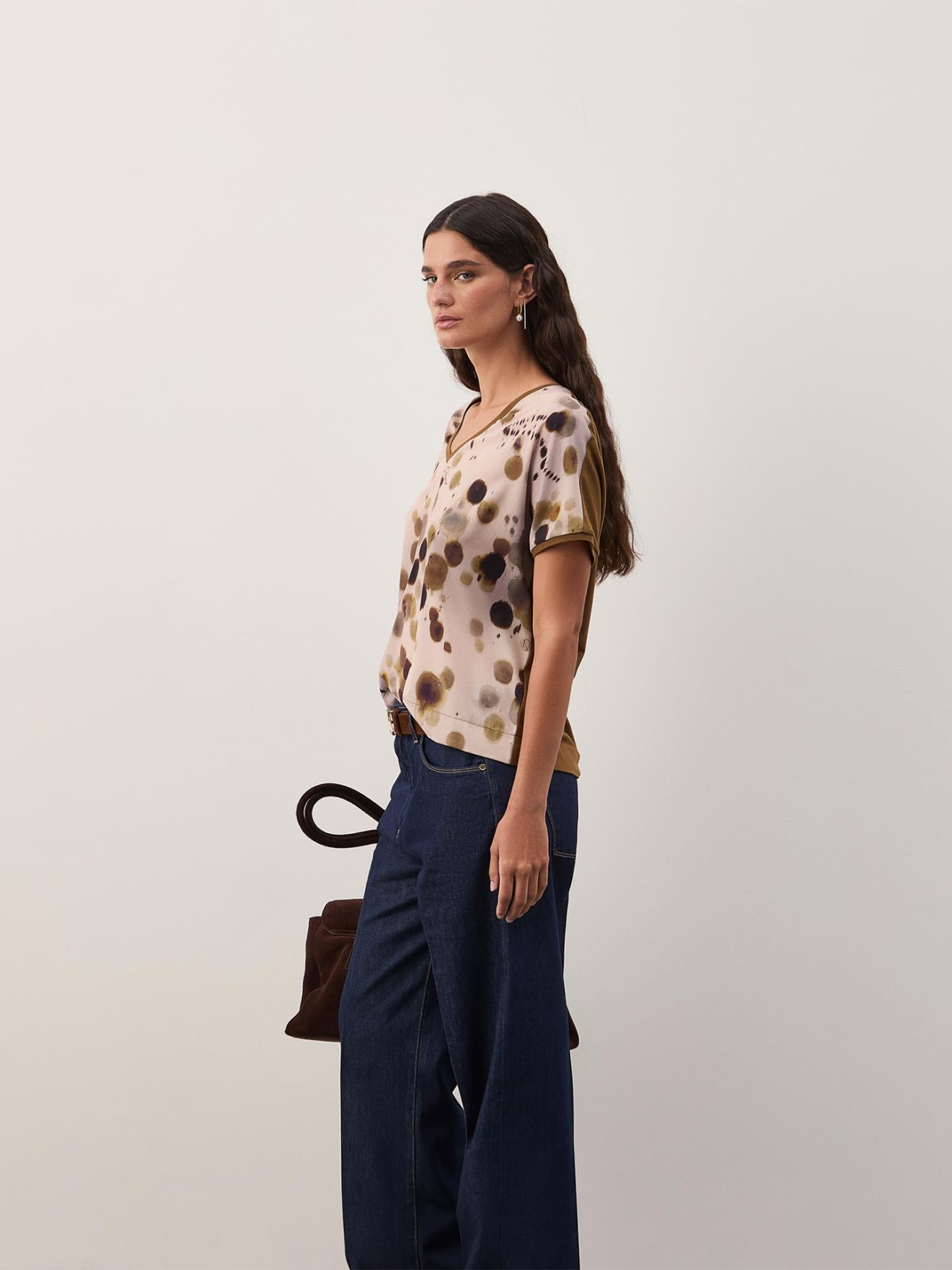 T-shirt Estampada com Decote em V
