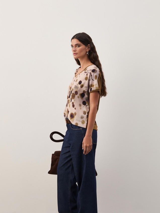 T-shirt Estampada com Decote em V