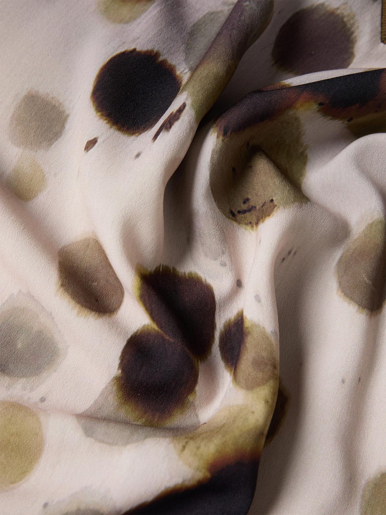 T-shirt Estampada com Decote em V