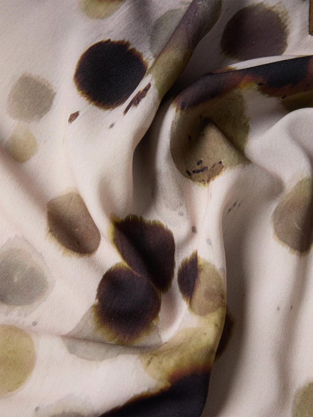 T-shirt Estampada com Decote em V