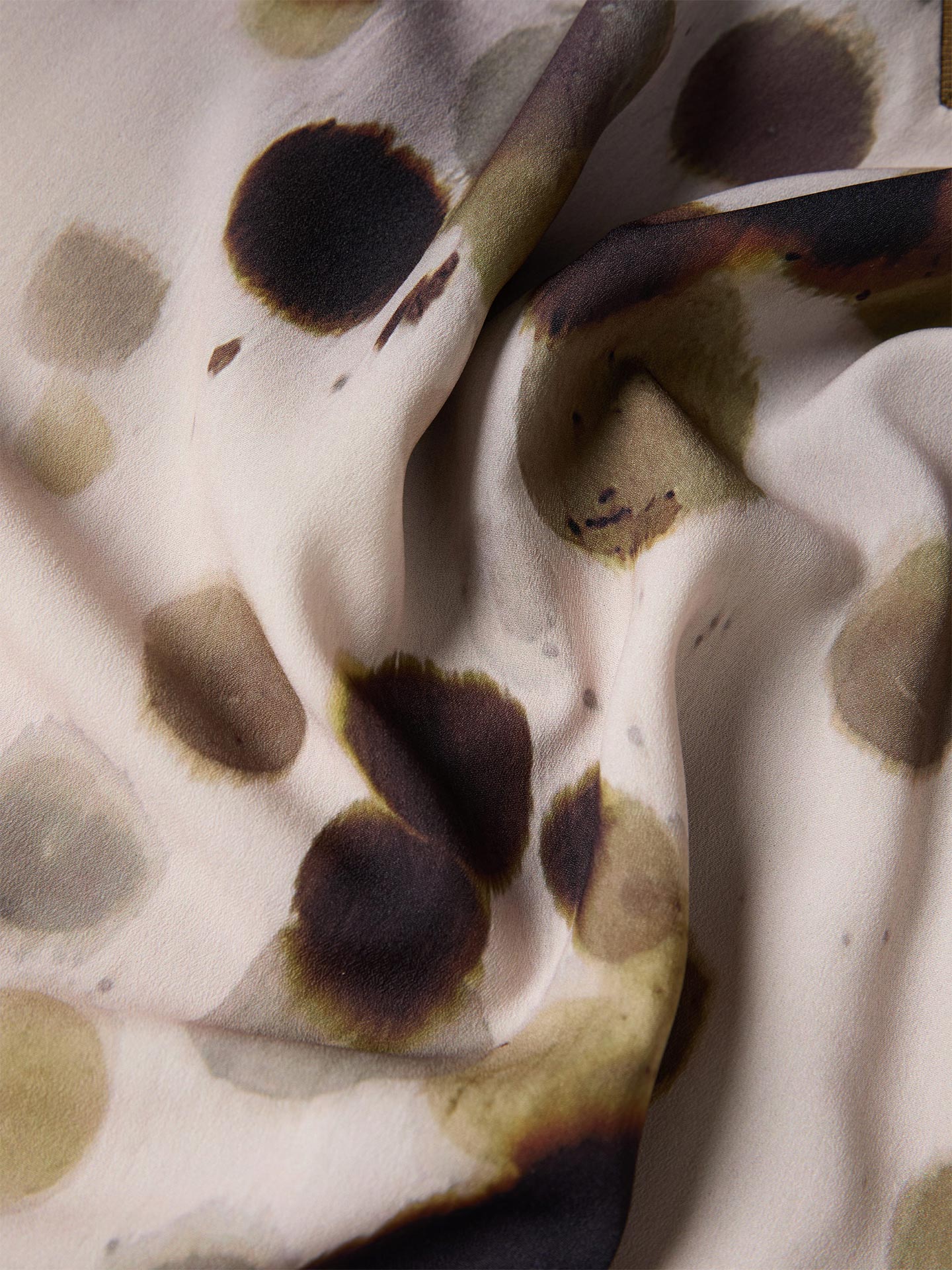 T-shirt Estampada com Decote em V