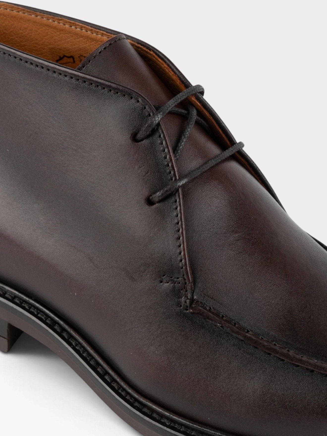 Botas em Pele com Atacadores