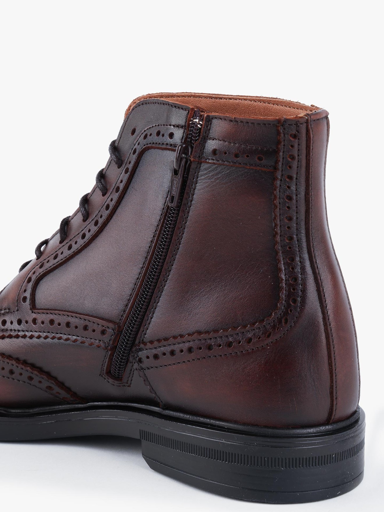Botas em Pele com Atacadores