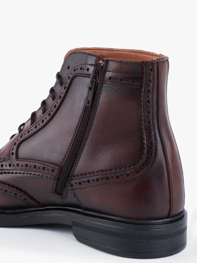 Botas em Pele com Atacadores