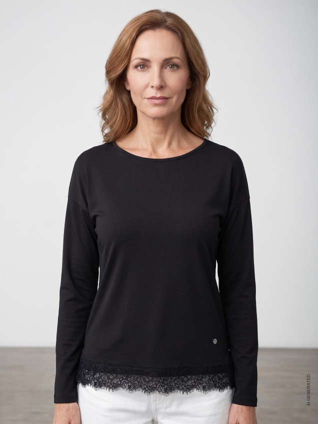 Blusa com Detalhe de Renda na Bainha