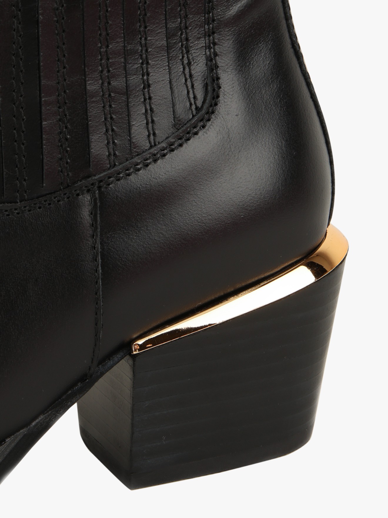 Botas de Cano Médio com Salto