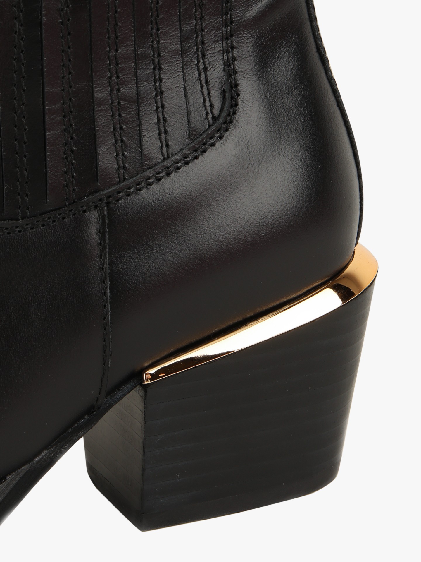 Botas de Cano Médio com Salto