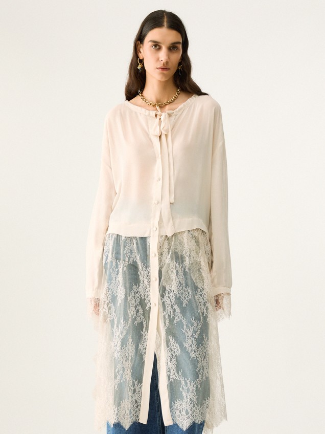 Blusa com Detalhe de Renda