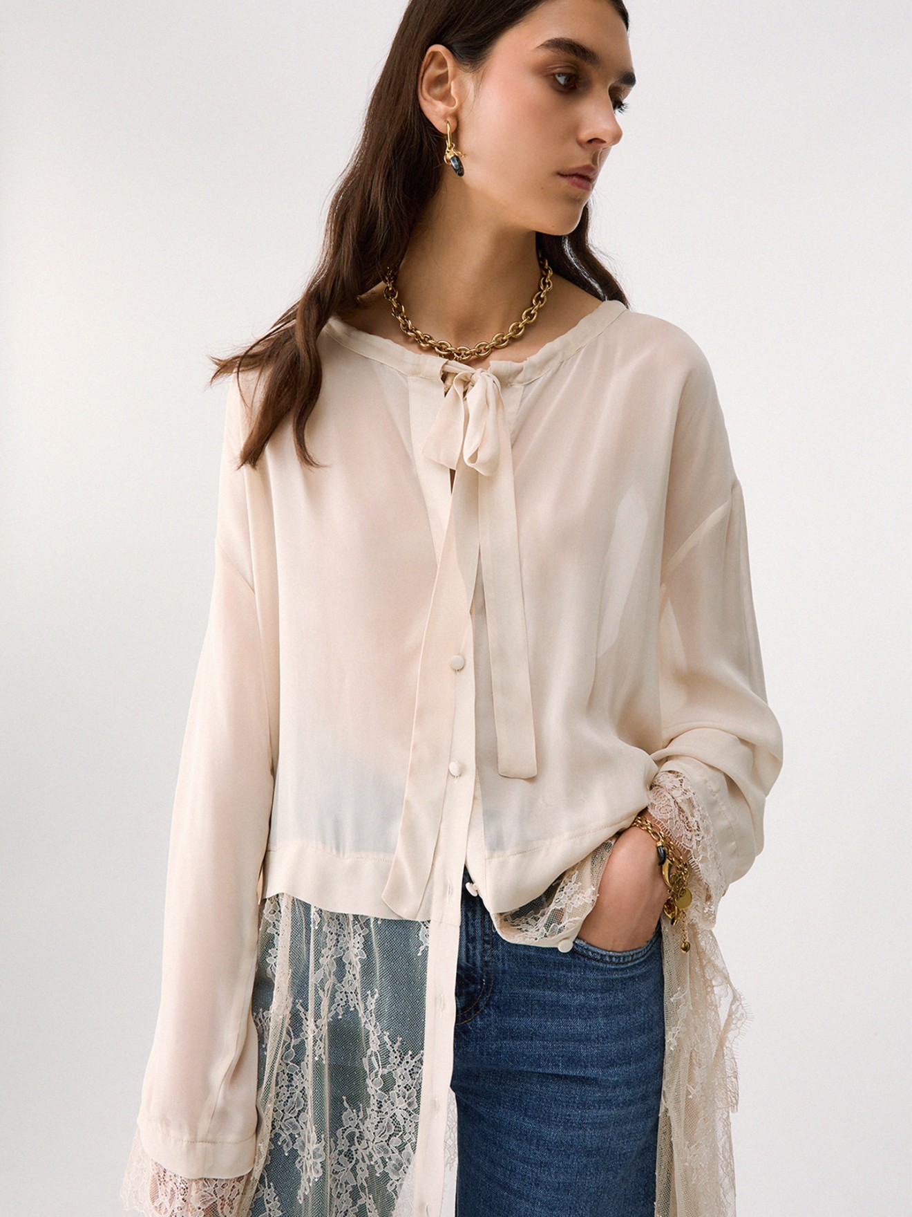 Blusa com Detalhe de Renda