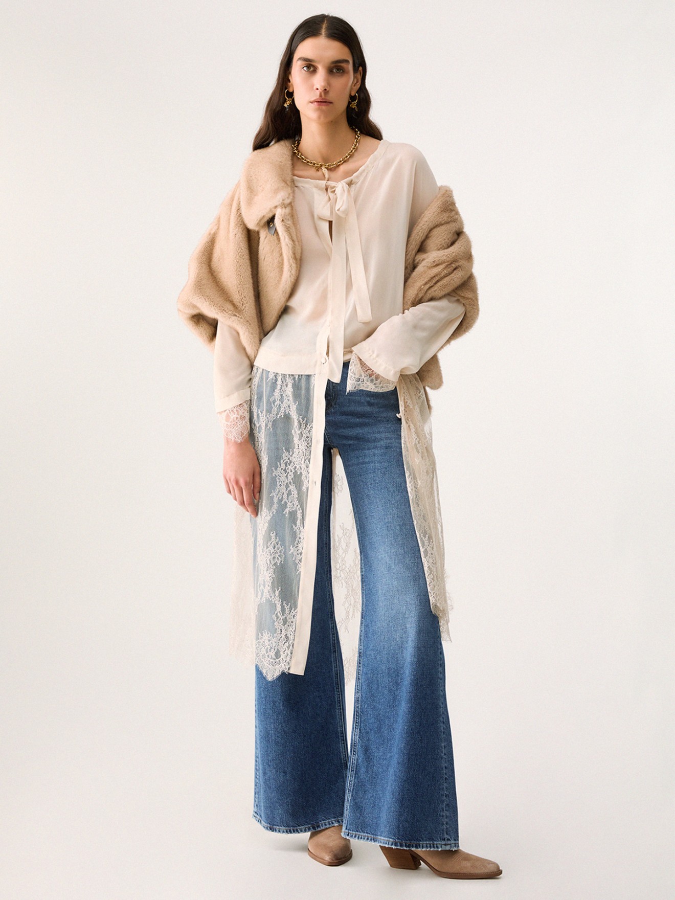 Blusa com Detalhe de Renda
