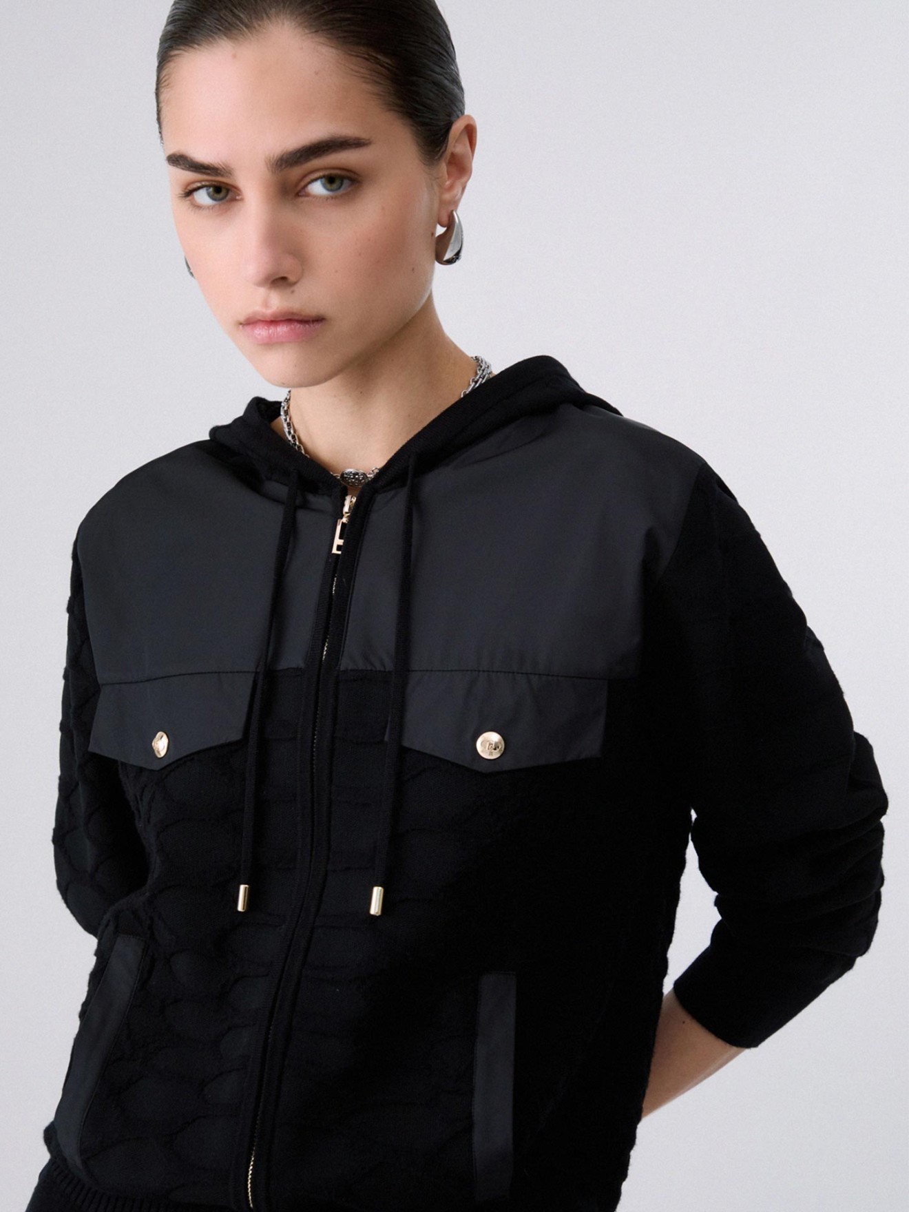 Sweatshirt com Capuz e Fecho de Correr