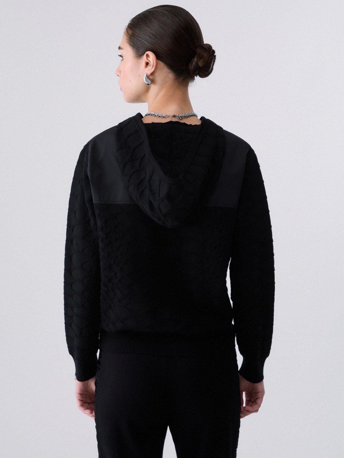 Sweatshirt com Capuz e Fecho de Correr