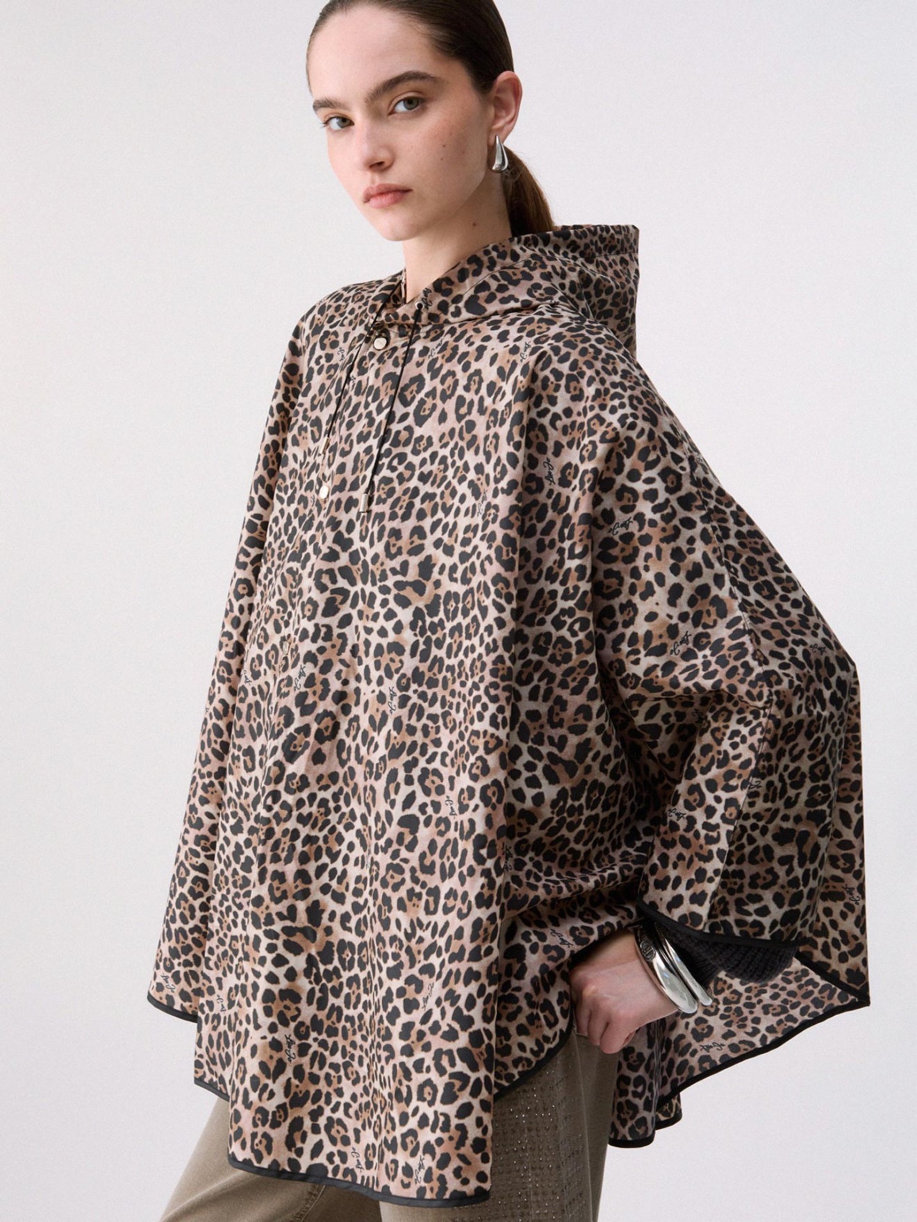 Capa com Capuz e Padr�o Animal Print