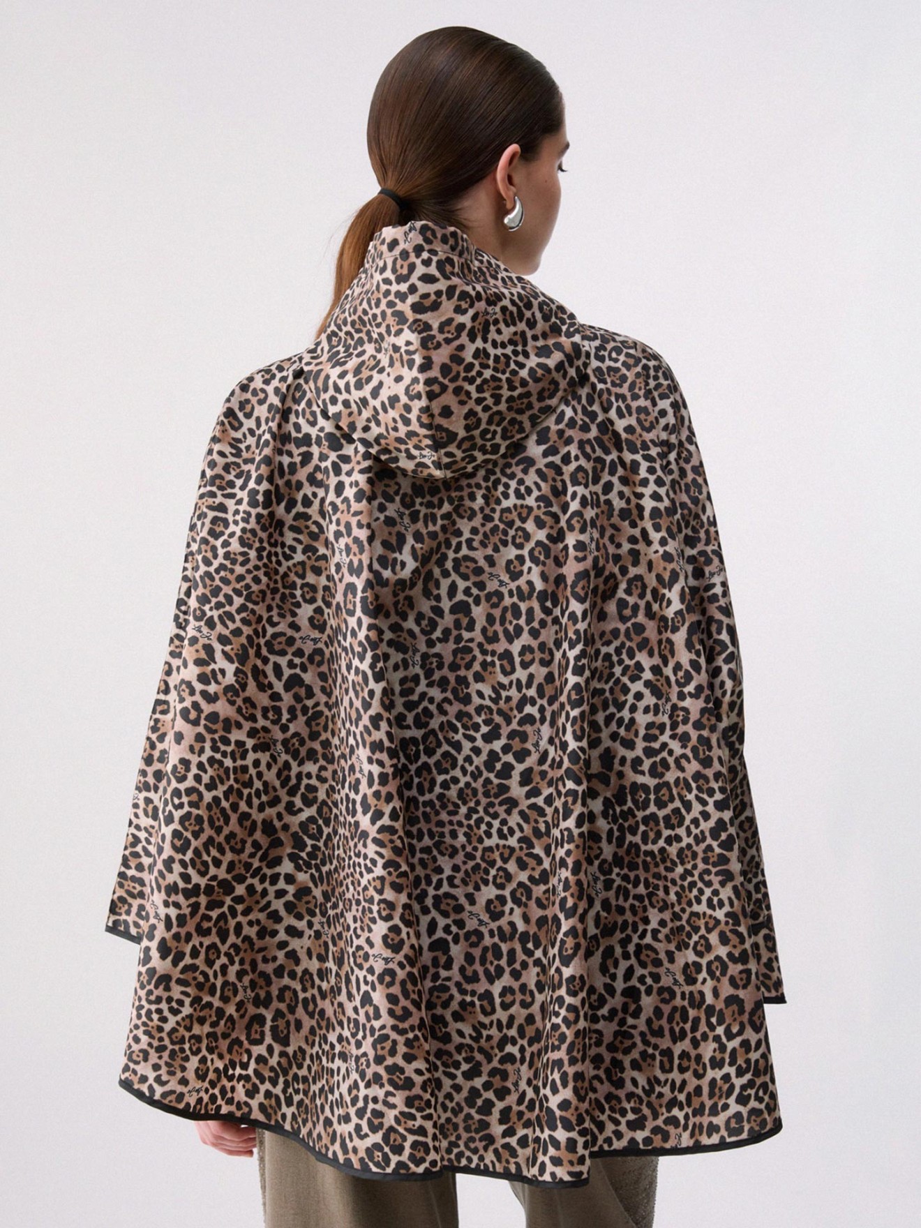 Capa com Capuz e Padr�o Animal Print