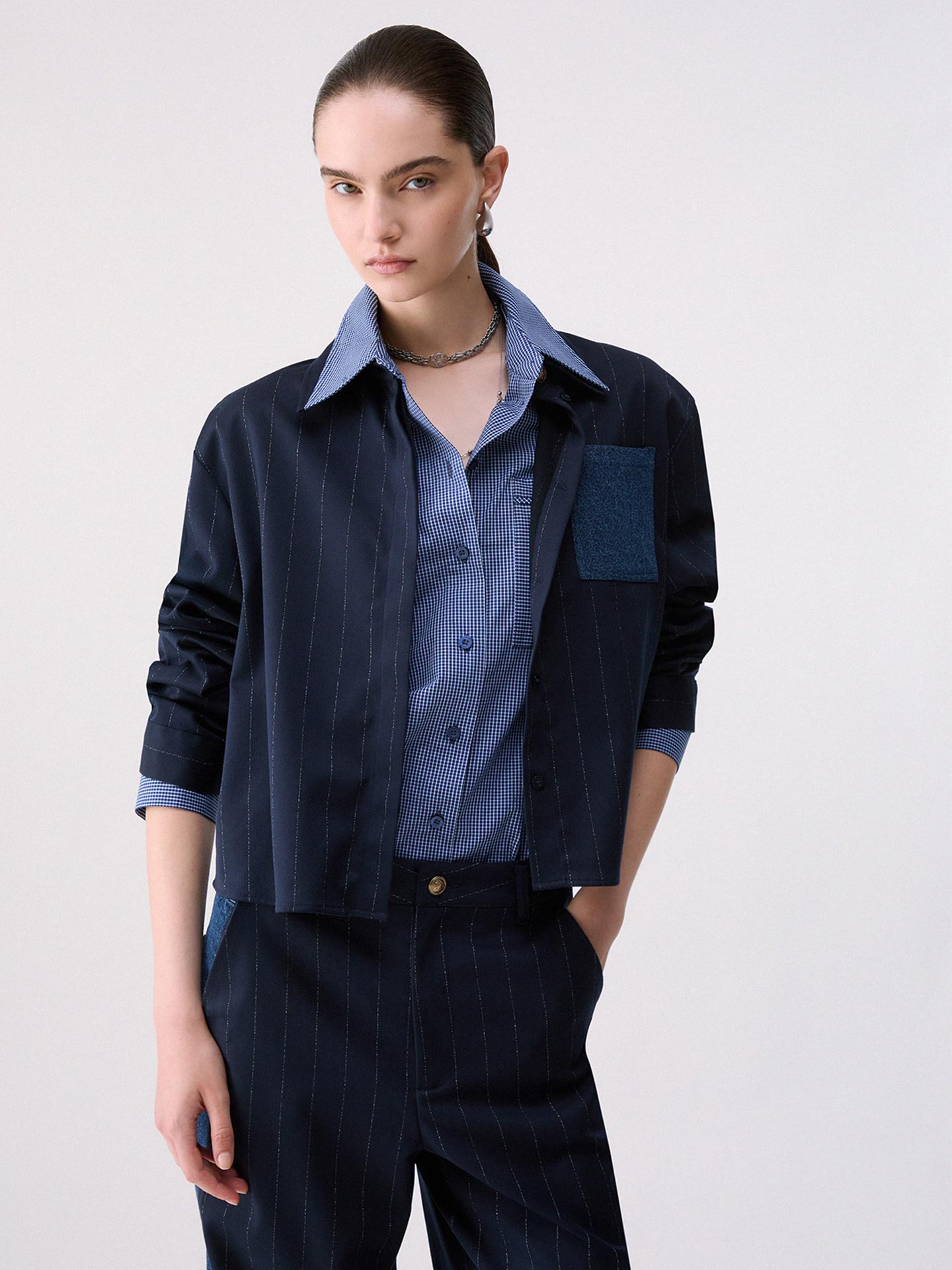 Camisa Cropped às Riscas com Bolso