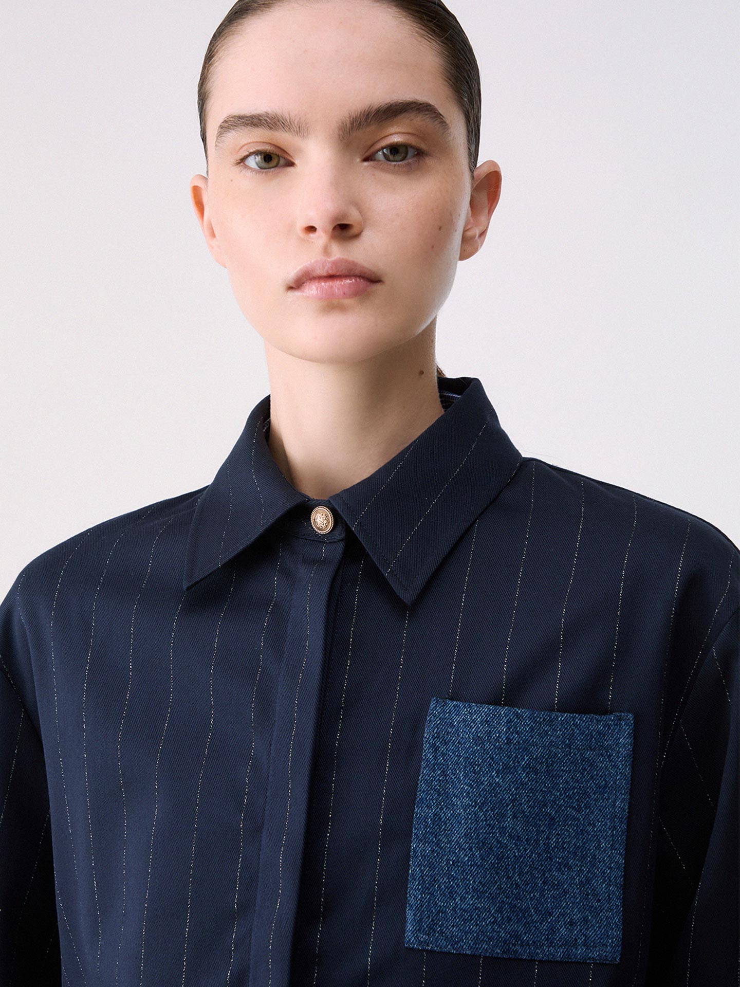 Camisa Cropped às Riscas com Bolso