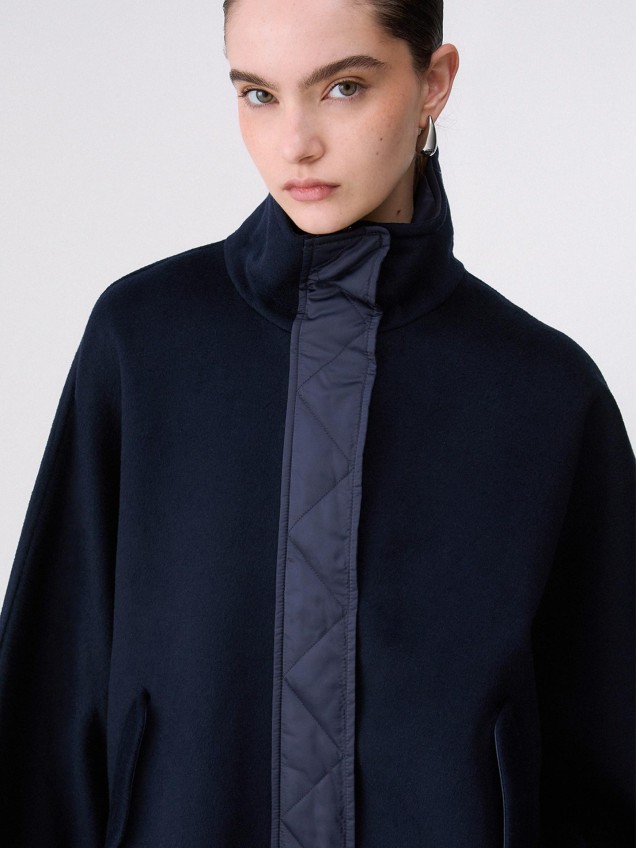 Casacão de Corte Amplo com Gola Subida
