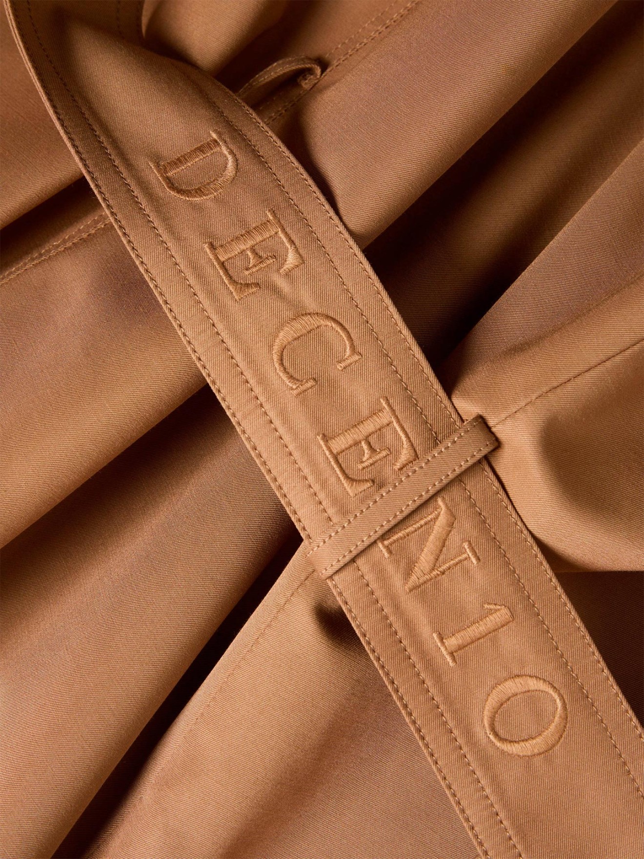 Casaco Estilo Gabardine com Capuz