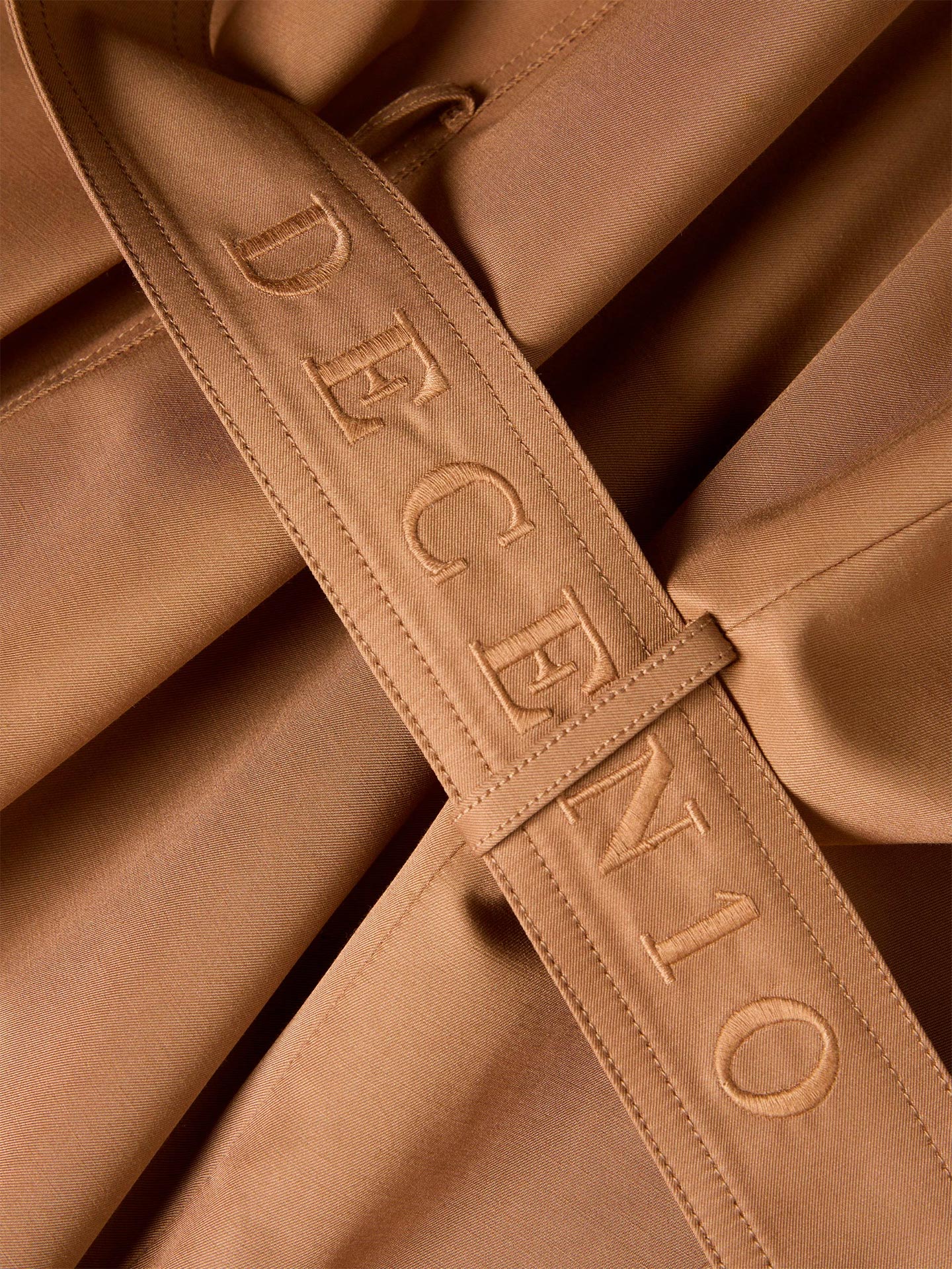 Casaco Estilo Gabardine com Capuz