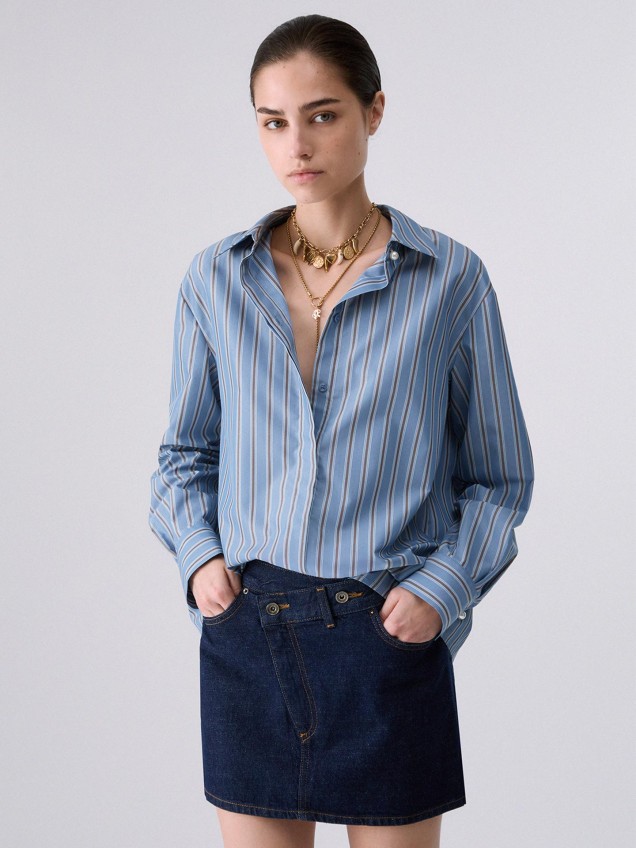 Camisa �s Riscas com Aplica��o de Renda