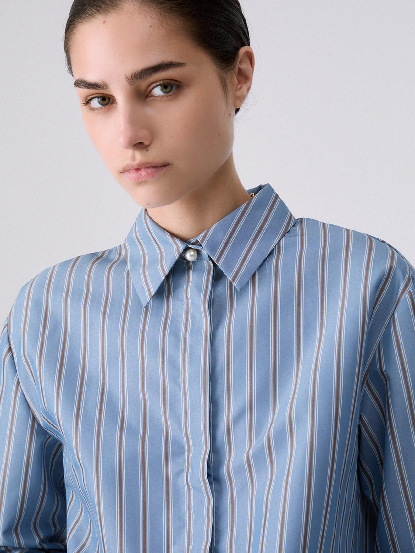 Camisa �s Riscas com Aplica��o de Renda