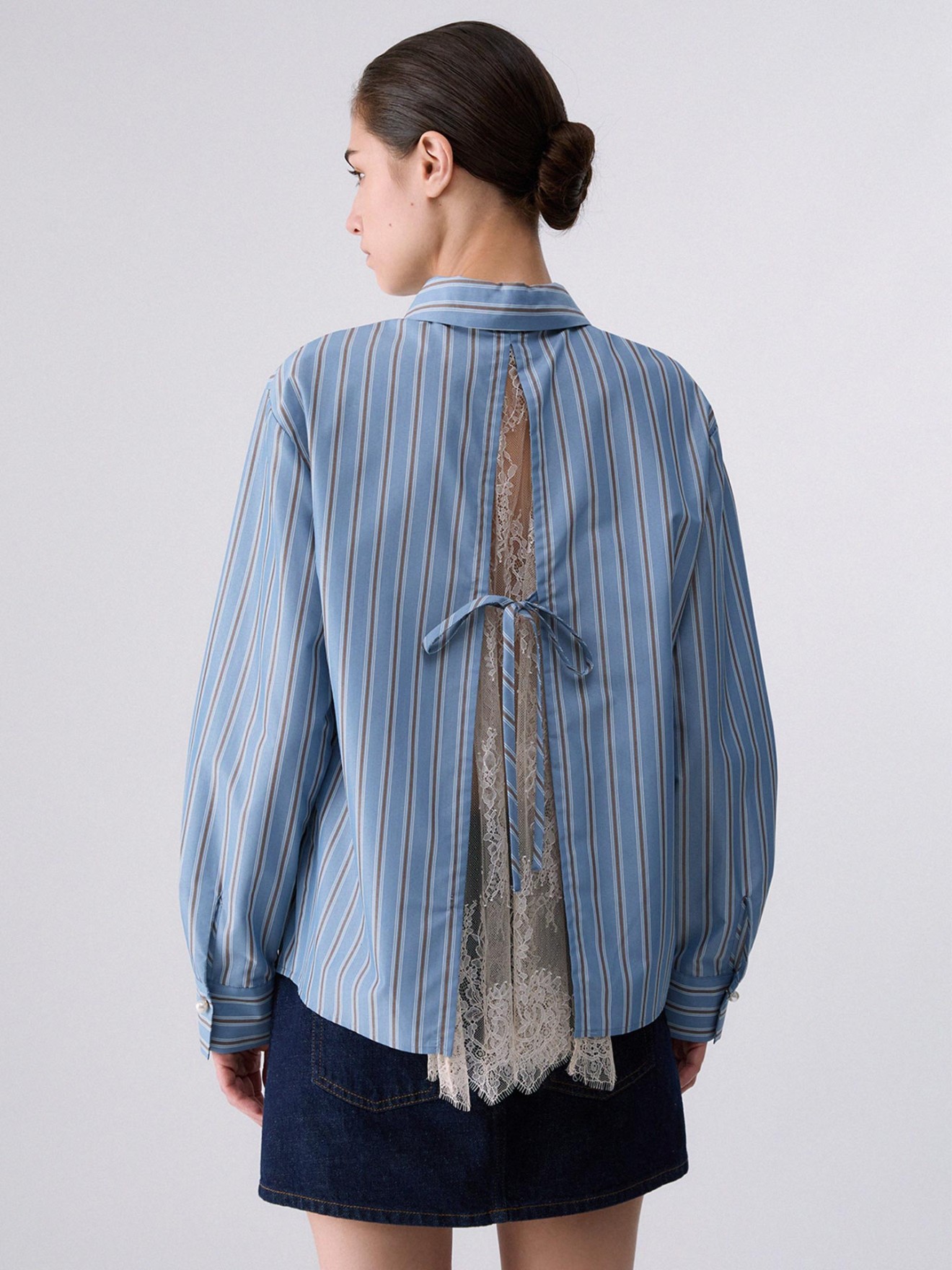 Camisa �s Riscas com Aplica��o de Renda