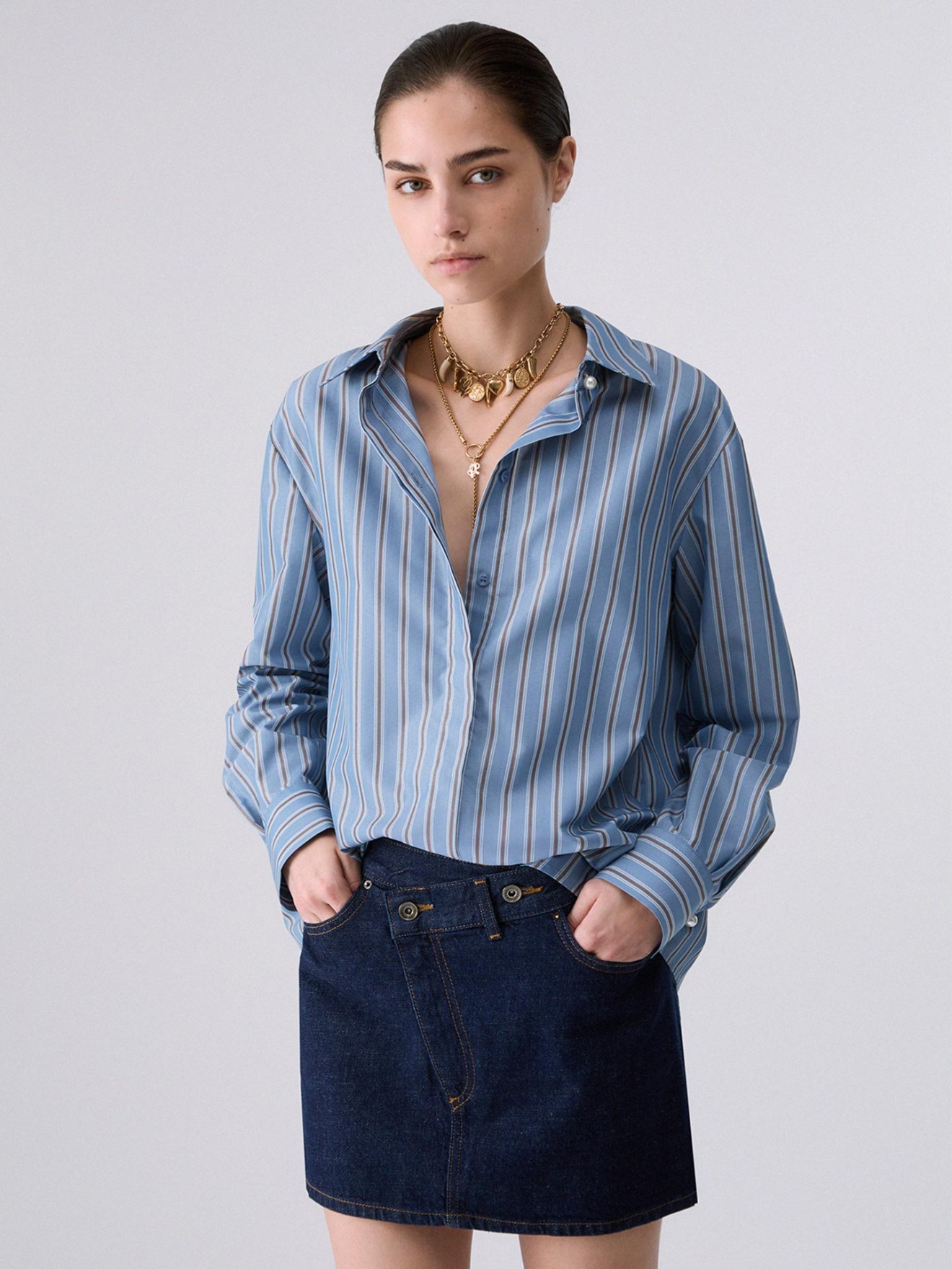 Camisa �s Riscas com Aplica��o de Renda
