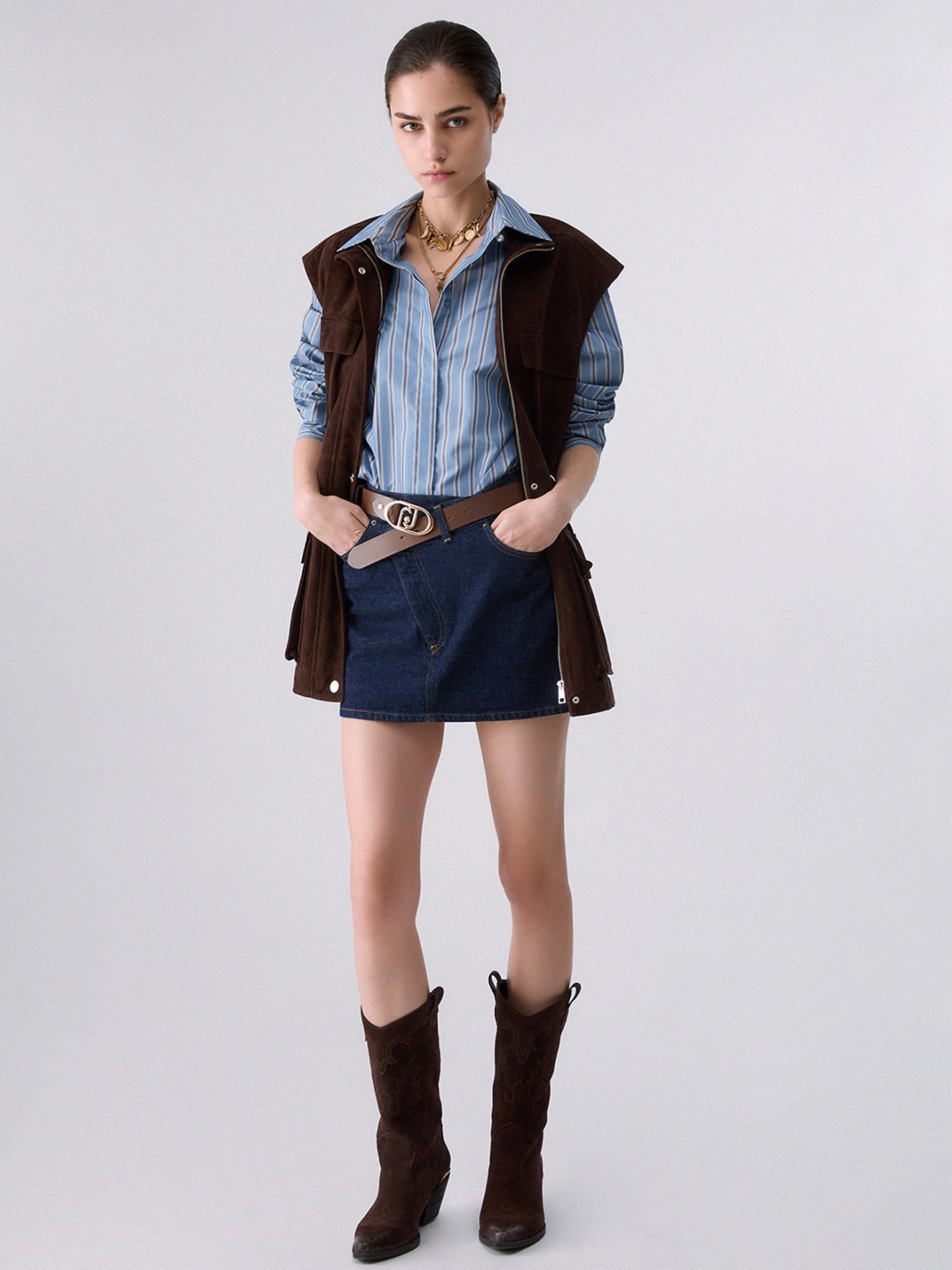 Camisa �s Riscas com Aplica��o de Renda