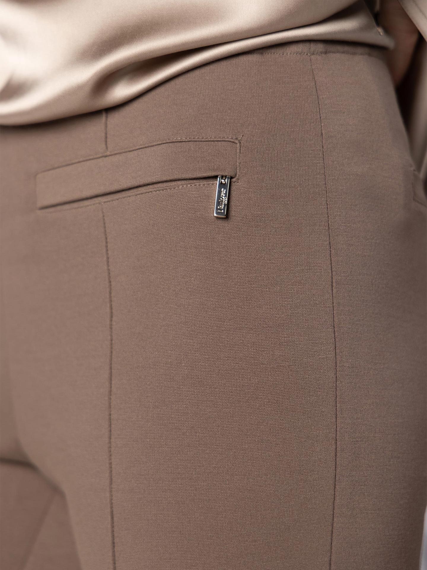 Calças Slim Fit com Costura Frontal