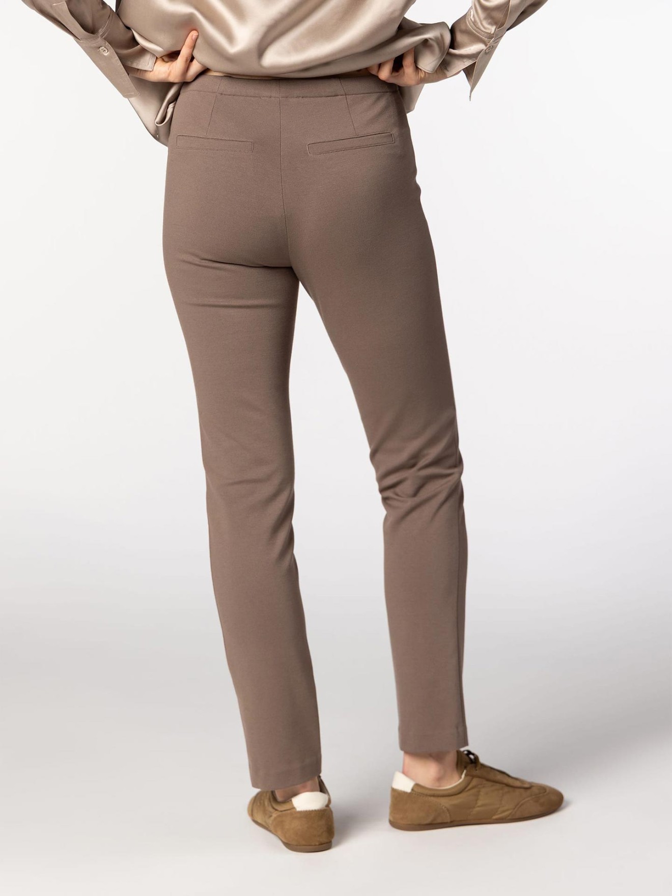 Calças Slim Fit com Costura Frontal