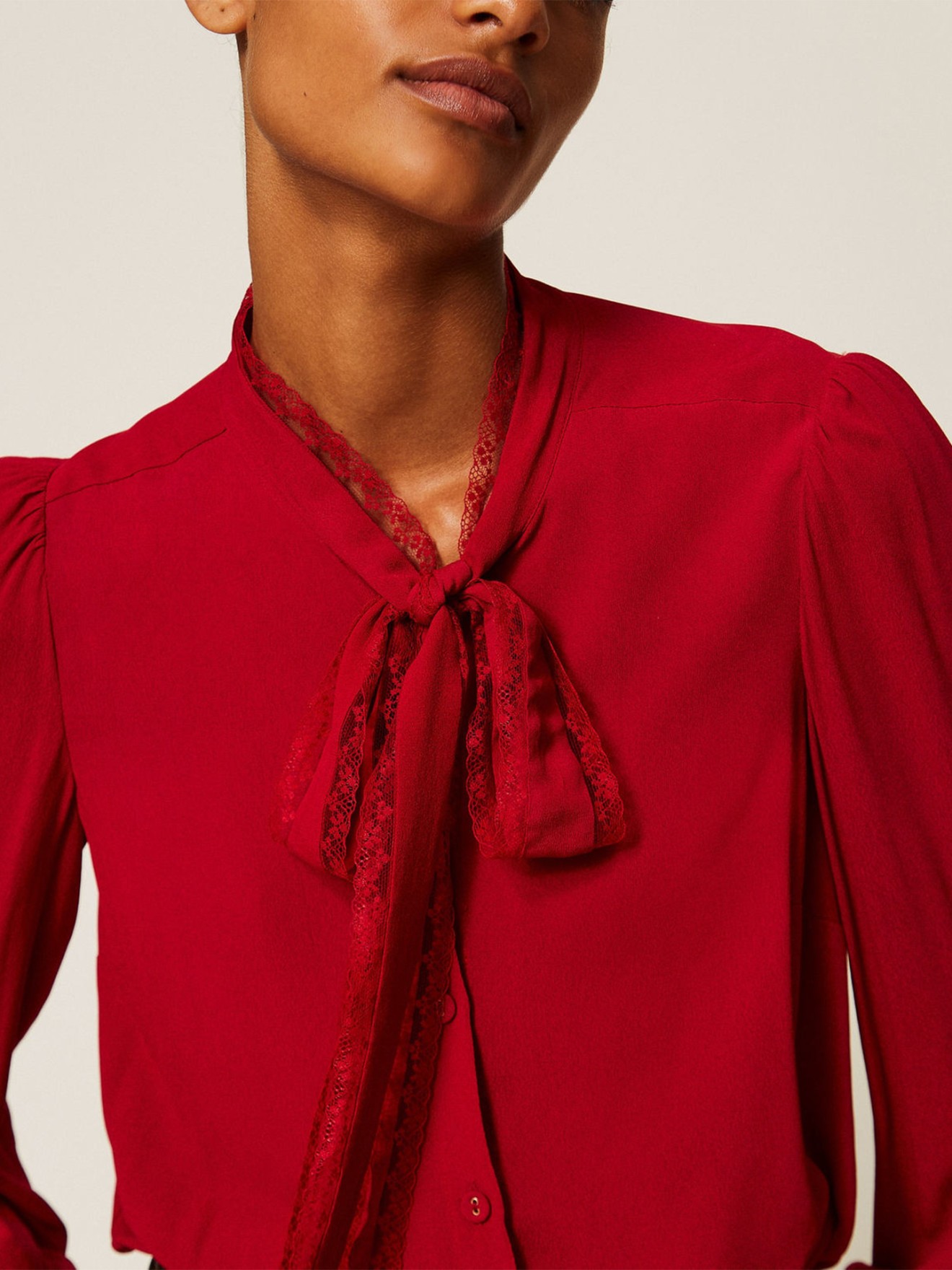 Camisa em Crêpe de Chine com Laço