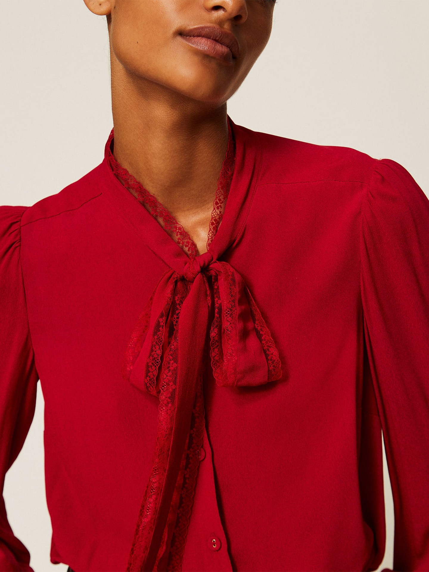 Camisa em Crêpe de Chine com Laço